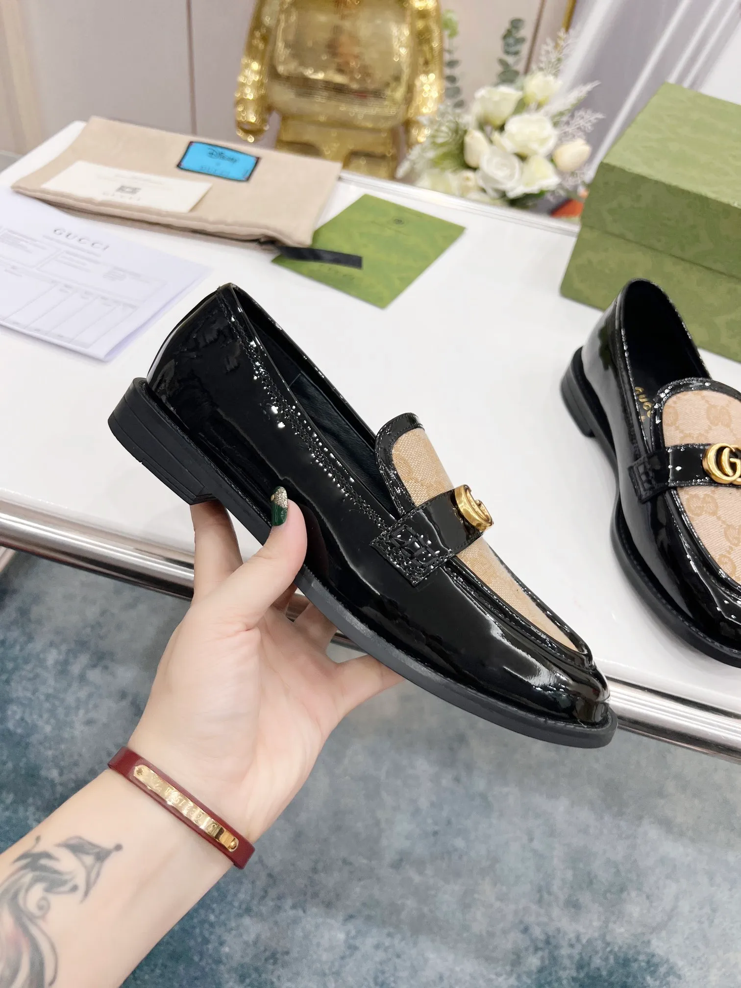 👟👟Ex-factory price 440👟👟 2022 new G family classic design loafers, made of V-shaped quilted effect leather, double G monogram evolved from Gucci, calf leather, mixed sheepskin lining, heel height 1.5 cm, original molded wear-resistant Tpu outsole. Code number 35-42,